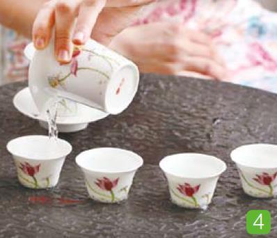 盖碗茶的盖碗茶的冲泡方法要让茶叶在沸水中苏醒你真的会泡吗