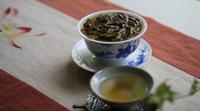 如何通过对冲判断两款中生代茶的品质高低？