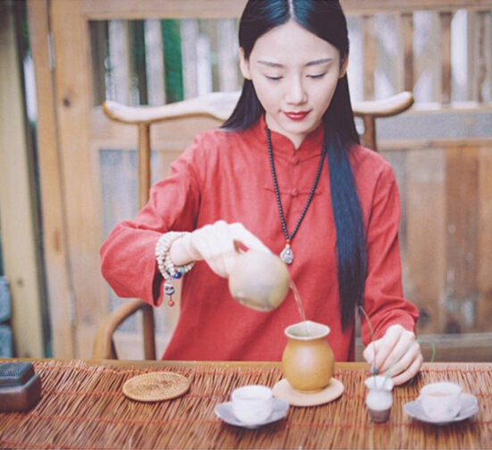 美女喝茶图片：茶与美的完美结合