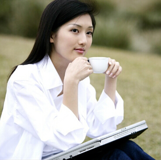 美女喝茶图片：茶与美的完美结合