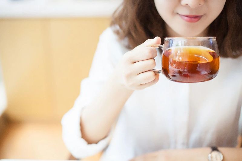 客来敬茶，茶艺师教您如何奉茶！
