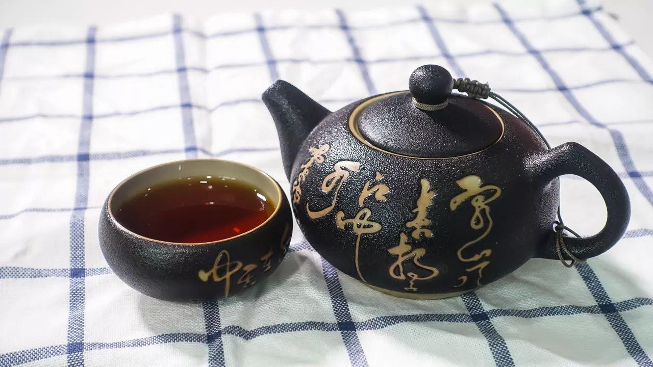 在广州，别人给你倒茶，为什么要敲三下桌面？不懂别乱敲！