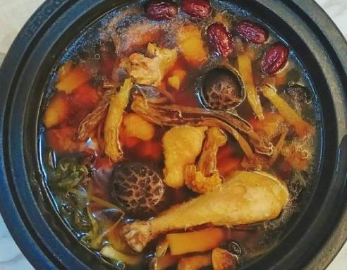 姬松茸茶树菇炖鸡汤，产妇月子滋补气血佳品！