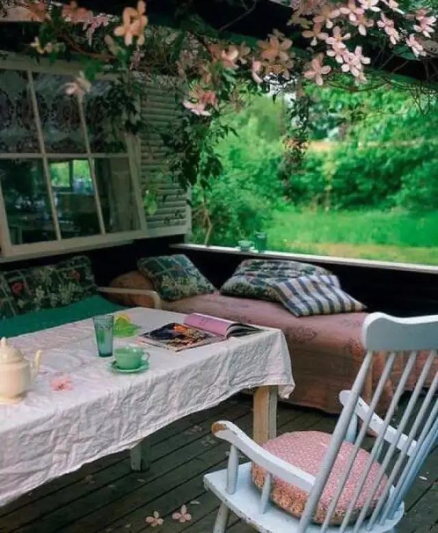 老来有个小院，手捧闲书，赏花喝茶！
