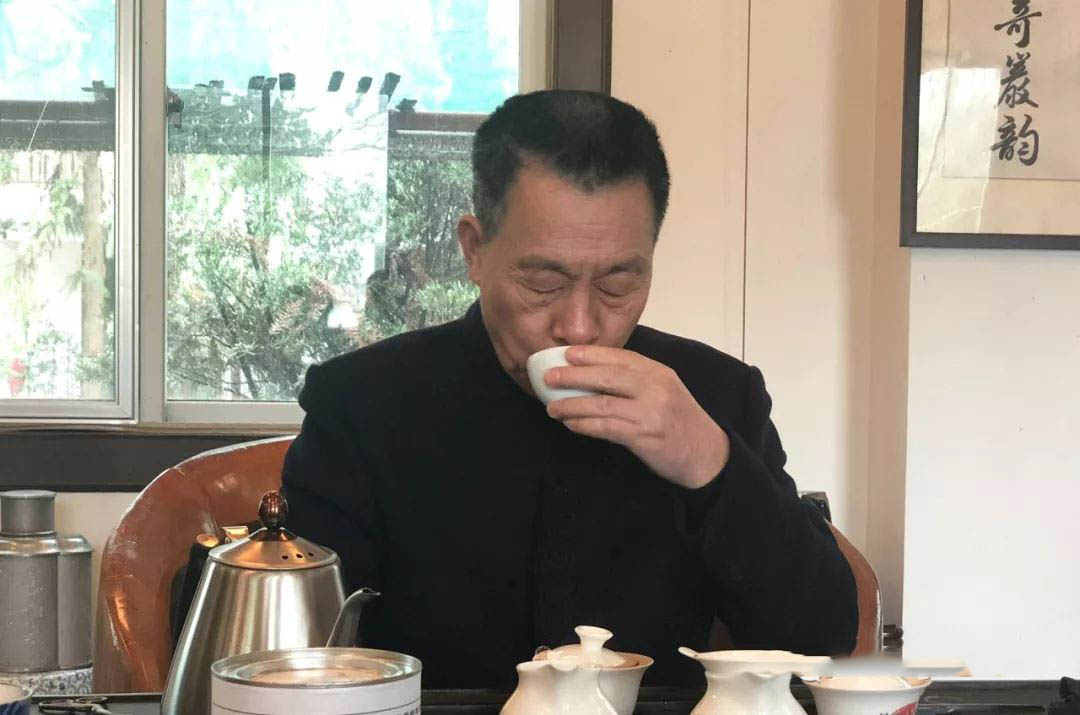 王顺明解读手工茶和机制茶的误区 本质是制茶技艺的高低