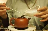 泡茶怎么放茶叶? 泡茶是先放茶叶再倒水吗?