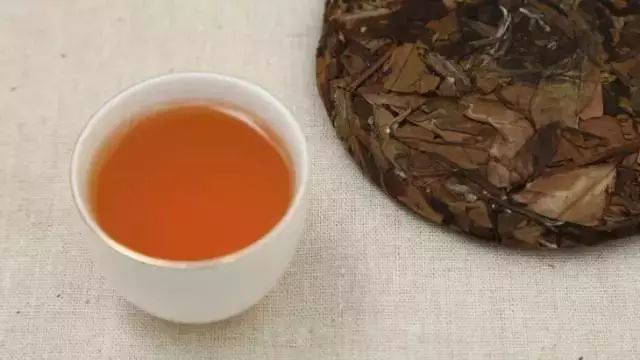 白茶茶饼与散白茶有哪些优缺点？