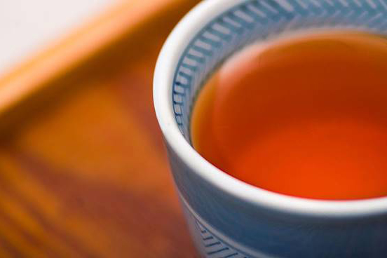 喝红茶会解药性吗？