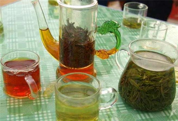 夏天喝红茶好还是绿茶好？