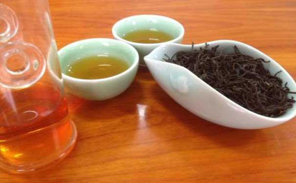 红茶和绿茶哪个对胃好?喝茶时需要注意哪些事情?
